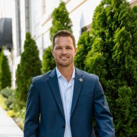 Eliot Goode_oXYGen Financial_Headshot Closeup_2022